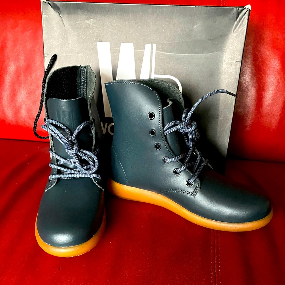 Brand new in box Worldboots. Size 6 (fit more like a size 7).